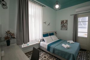 sypialnia z łóżkiem z dwoma ręcznikami w obiekcie The Blue apartment in the heart of Heraklion w Heraklionie
