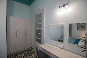 een badkamer met een wastafel en een spiegel bij The Blue apartment in the heart of Heraklion in Heraklion