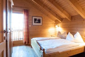 Łóżko lub łóżka w pokoju w obiekcie Feriendorf Koralpe Alpenrose