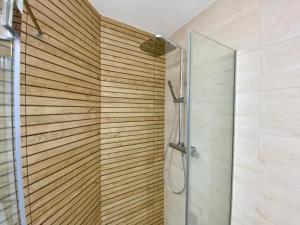 bagno con doccia e porta in vetro di PROBER_ENCAMP a Encamp Altre 37 foto