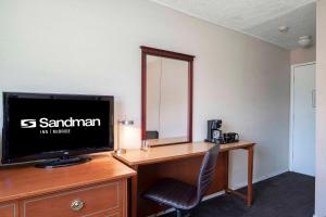 Televiisor ja/või meelelahutuskeskus majutusasutuses Sandman Inn McBride