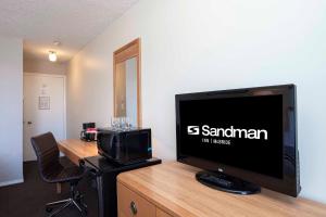 Televiisor ja/või meelelahutuskeskus majutusasutuses Sandman Inn McBride