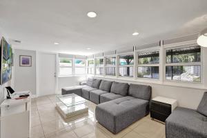 un soggiorno con un divano e un tavolo di Ocean Breeze Villa a Pompano Beach