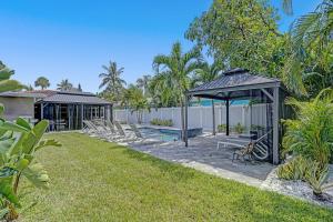 un cortile con gazebo e piscina di Ocean Breeze Villa a Pompano Beach