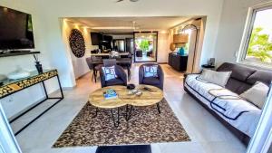 TV a/nebo společenská místnost v ubytování Bora Bora Condo