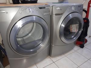 d'un sèche-linge et d'un lave-linge dans la cuisine. dans l'établissement Extended Stays Home, à Markham