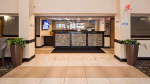 a lobby of a hotel with a bar in the center at Best Western Plus Newark/Christiana Inn in Bear