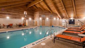 a large swimming pool in a building with a table at Best Western Plus Newark/Christiana Inn in Bear