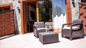 Ein Sitzbereich in der Unterkunft Hotel Pucon Green Park