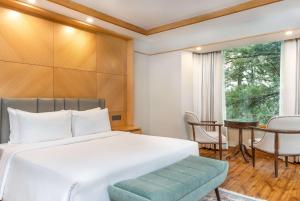 Posteľ alebo postele v izbe v ubytovaní Radisson Golf Resort Pahalgam