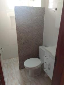 瓜拉派瑞Casa em Guarapari, próximo a praia do morro的浴室里有白色马桶和洗手池