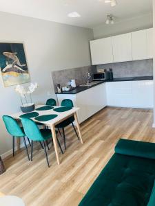a kitchen and dining room with a table and chairs at Apartament Stemar z dyżym baloknem in Gorzów Wielkopolski