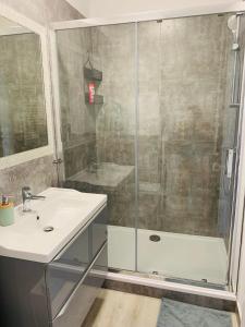 a bathroom with a glass shower and a sink at Apartament Stemar z dyżym baloknem in Gorzów Wielkopolski +8 photos