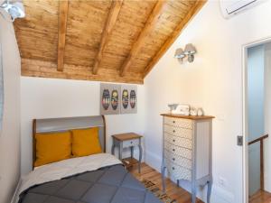 ein Schlafzimmer mit einem Bett und einer Holzdecke in der Unterkunft Castle Beach House in Leça da Palmeira