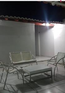 three chairs and a table in a room at Casa de praia Luiz Correia paraíso azul in Luis Correia