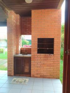 Телевизор и/или развлекательный центр в Condomínio Vereda Tropical - Casa 2