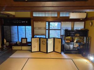 una stanza con quattro scatole sul pavimento in una stanza di 古民家ゲストハウス穏 a Sakaide