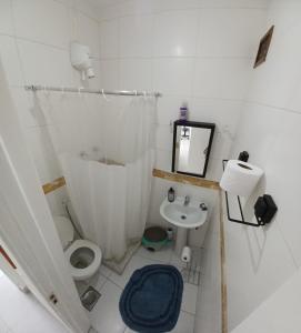 Baño pequeño con aseo y lavamanos en Ipanema VP 603 Posto 8 charmoso e aconchegante, en Río de Janeiro