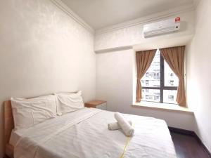 1 dormitorio con cama blanca y ventana en R&F Princess Cove X Maco at Johor Bahru, en Johor Bahru