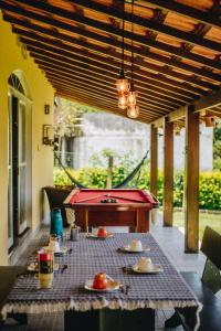 a table with plates of food on a patio at Rancho Garcinha - Lago de Furnas in São José da Barra