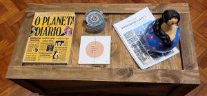 un tavolo in legno con libri e riviste di Apezinho.Loft 3 (Retrô) a Rio de Janeiro Altre 17 foto