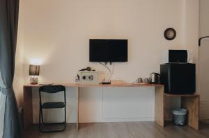TV a/nebo společenská místnost v ubytování Thira House