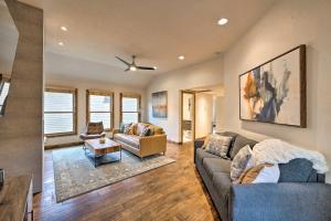 una sala de estar con un sofá y una mesa en Park City Condo Walk to Ski Lifts!, en Park City