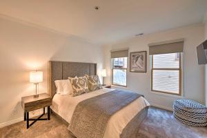 Un dormitorio con una cama grande y una ventana. en Park City Condo Walk to Ski Lifts!, en Park City