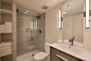 Un baño con ducha, inodoro y lavabo. en Park City Condo Walk to Ski Lifts!, en Park City 21 fotos más