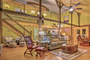 ein Wohnzimmer mit einem Sofa und einem Tisch in der Unterkunft Hendersonville Cabin with Deck and Mountain Views in Hendersonville