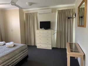 TV a/nebo společenská místnost v ubytování Biloela Palms Motor Inn