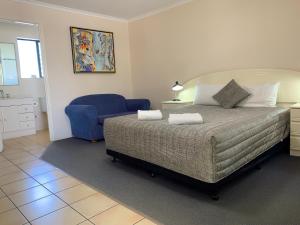 Postel nebo postele na pokoji v ubytování Biloela Palms Motor Inn
