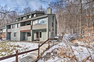 Lincoln Condo with Balcony Less Than 2 Mi to Loon Mtn! žiemą