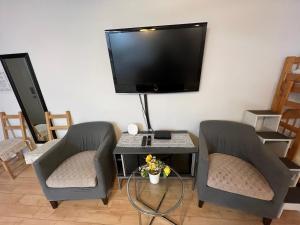 TV a/nebo společenská místnost v ubytování Bear Creek Suite