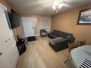 TV a/nebo společenská místnost v ubytování Bear Creek Suite