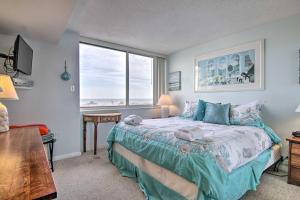 Cama o camas de una habitación en Ocean City Condo with Balcony - Steps to Beach!