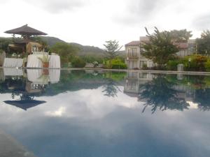 Luwansa Beach Hotelの敷地内または近くにあるプール