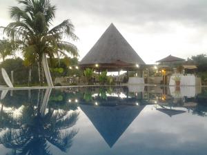 Luwansa Beach Hotelの敷地内または近くにあるプール