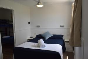 
A bed or beds in a room at Mollymook Caravan Park
