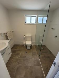 uma casa de banho com um WC e um lavatório em Mollymook Caravan Park em Mollymook