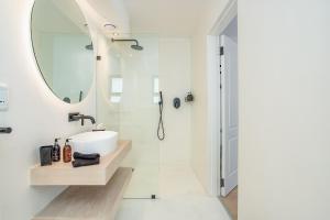 W łazience znajduje się umywalka i lustro. w obiekcie Droom Guesthouse w mieście Franschhoek