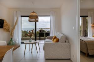 un soggiorno con divano e vista sull'oceano di Casa Marina Cargèse a Cargèse