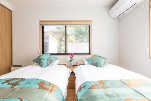 Un pat sau paturi într-o cameră la オーシャンヴィラ鳴門-Ocean Villa Naruto-