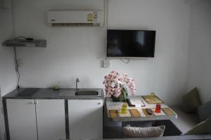 Kuchyň nebo kuchyňský kout v ubytování Samui Beach Residence Hotel