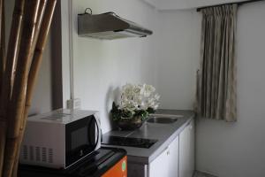 Kuchyň nebo kuchyňský kout v ubytování Samui Beach Residence Hotel