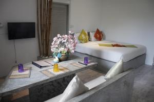 TV a/nebo společenská místnost v ubytování Samui Beach Residence Hotel