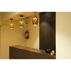 um espelho num quarto com três luzes na parede em Hotel Pub Street Inn em Nova Bombaim