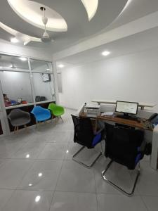 ein Büro mit Stühlen und einem Schreibtisch mit einem Laptop in der Unterkunft City Centre in Mombasa