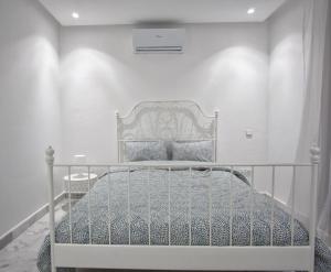 Tempat tidur dalam kamar di Nice Apartment near Casablanca Airport