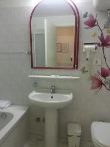 y baño con lavabo y espejo. en Camere Da Aldo in centro Sirolo, en Sirolo